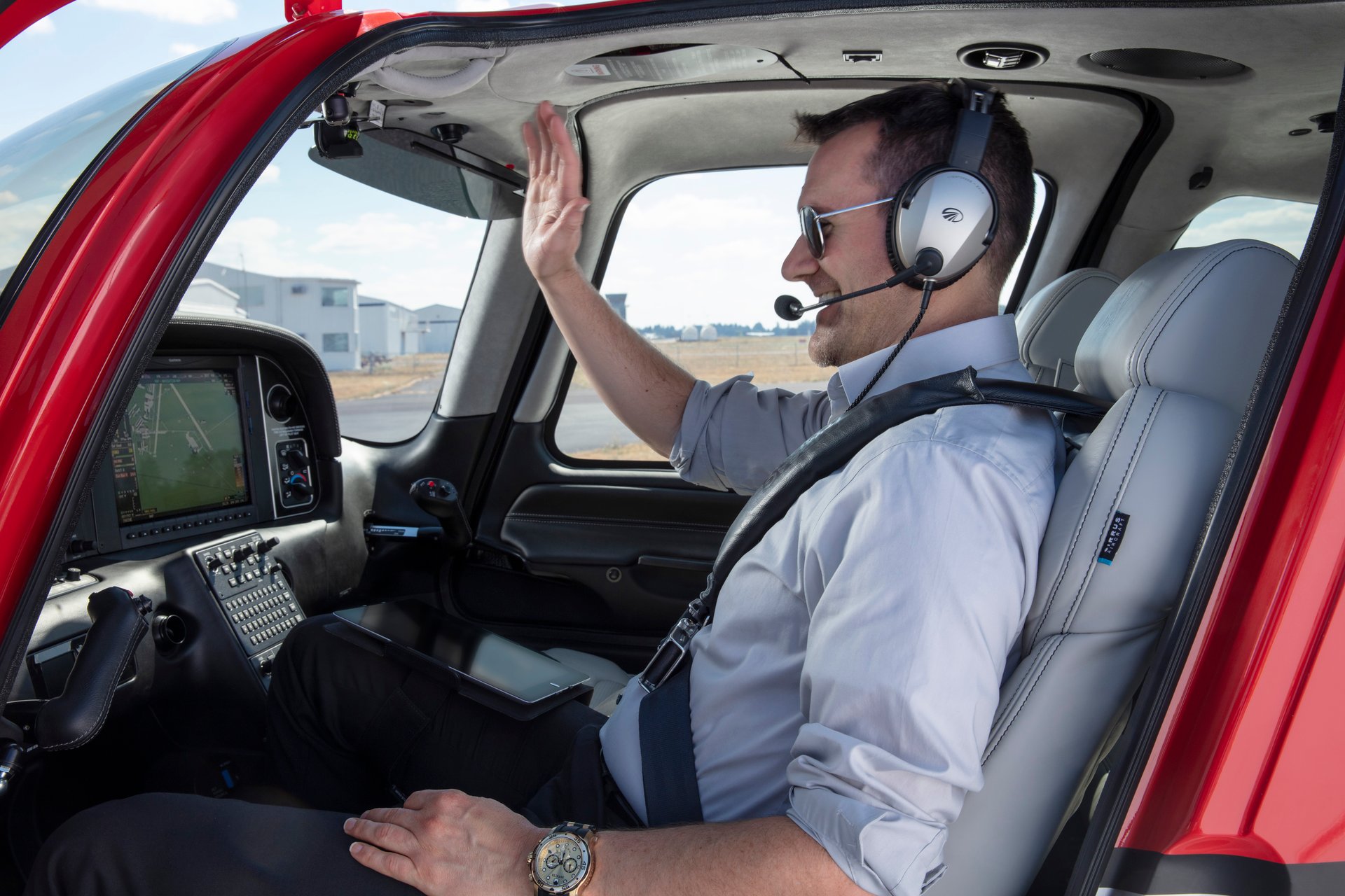 Waving from Cirrus SR-22 Waving from Cirrus SR-22